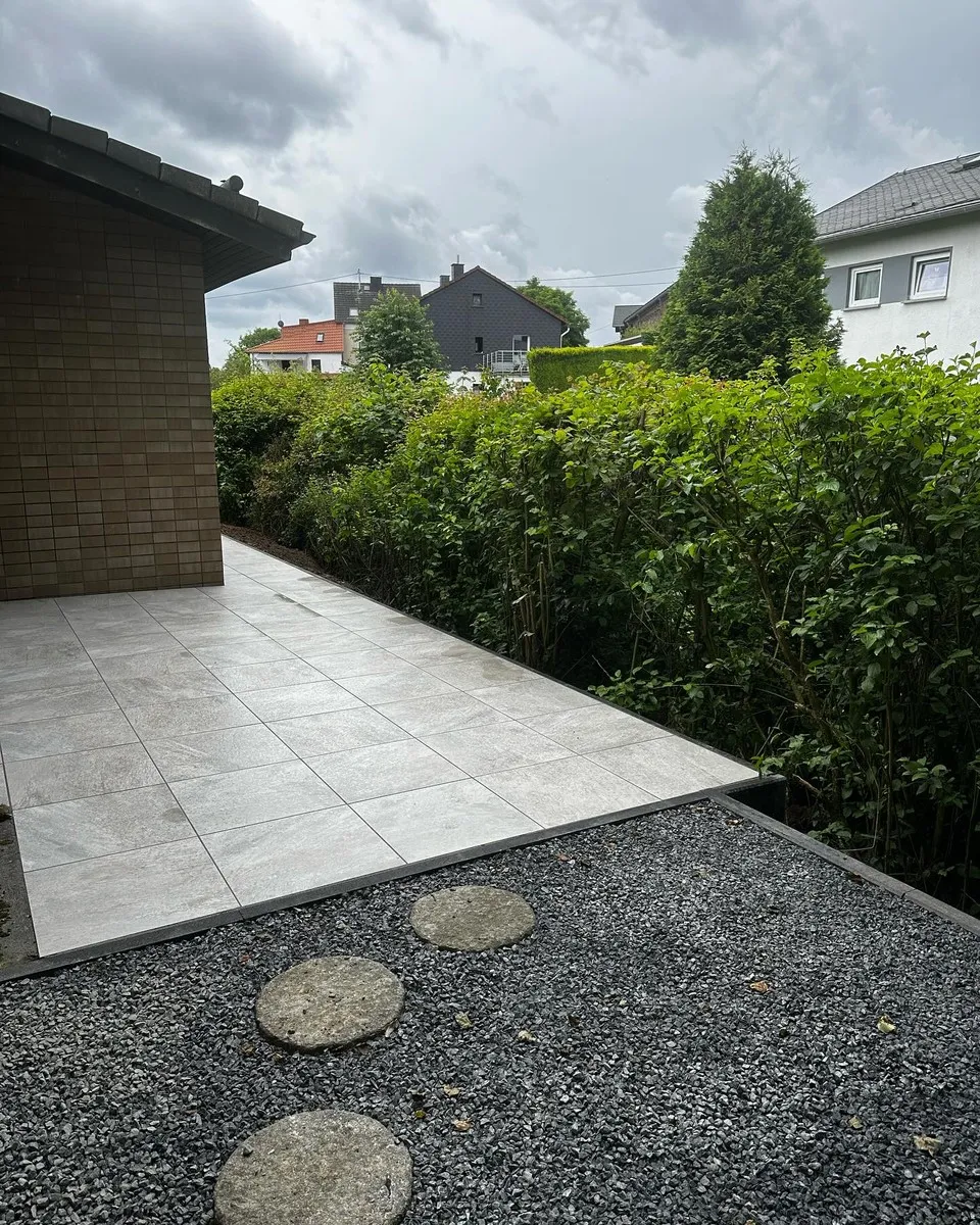 Terrasse aus Feinsteinzeug von Villeroy & Boch (Serie My Earth Garden) – sauber umgesetzt trotz beengter Platzverhältnisse – Projekt in Herschbach (Westerwald)
