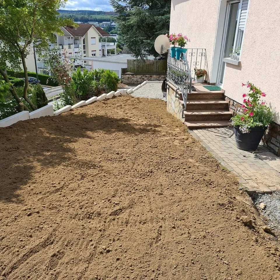 Frisch verlegter Rollrasen – der neue Gartenabschnitt ist bald nutzbar – Projekt in Ransbach-Baumbach