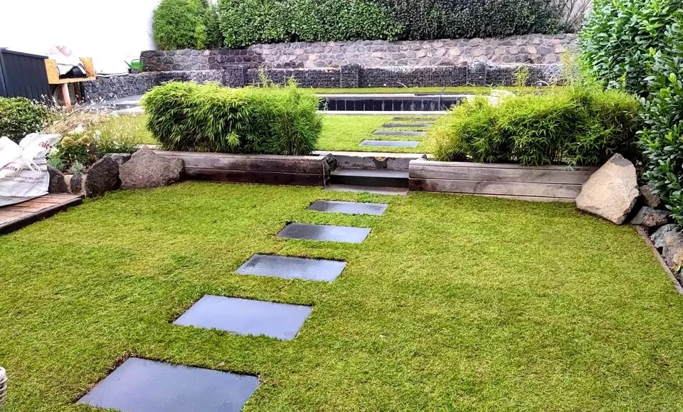 Neu angelegter Weg zum Pool – Projekt in Plaidt