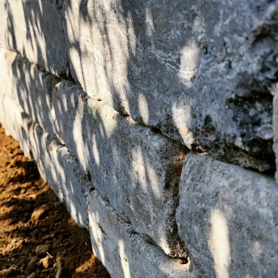 Neu errichtete Bruchsteinmauer in Hilgert – Projekt in Hilgert