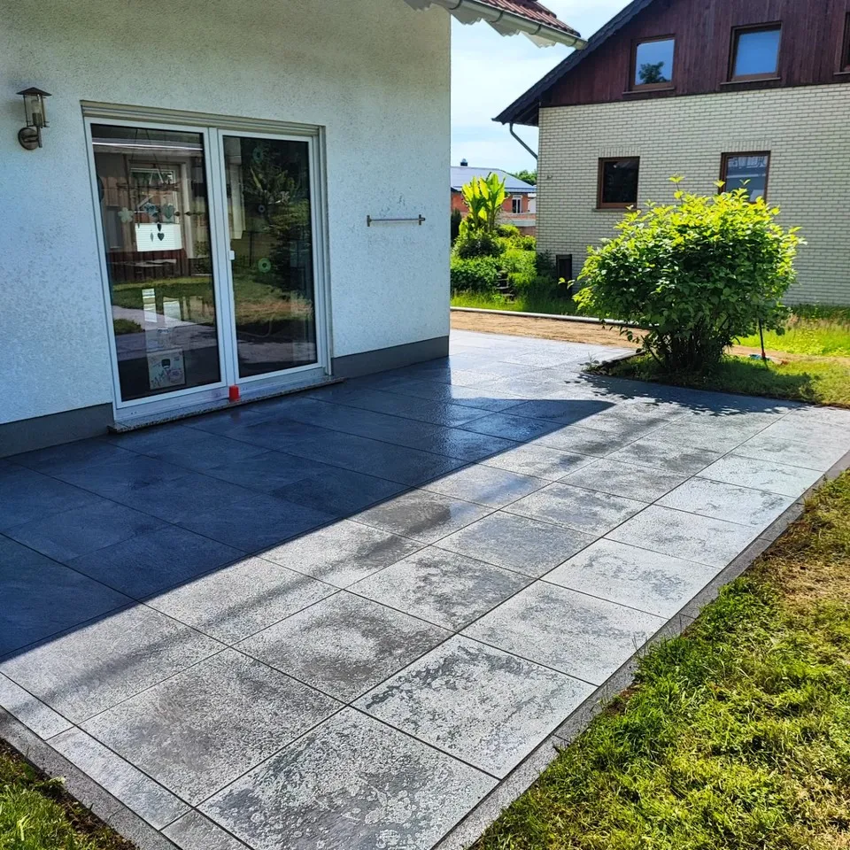 Neu angelegte Terrasse – bereit für den Sommer – Projekt in Herschbach
