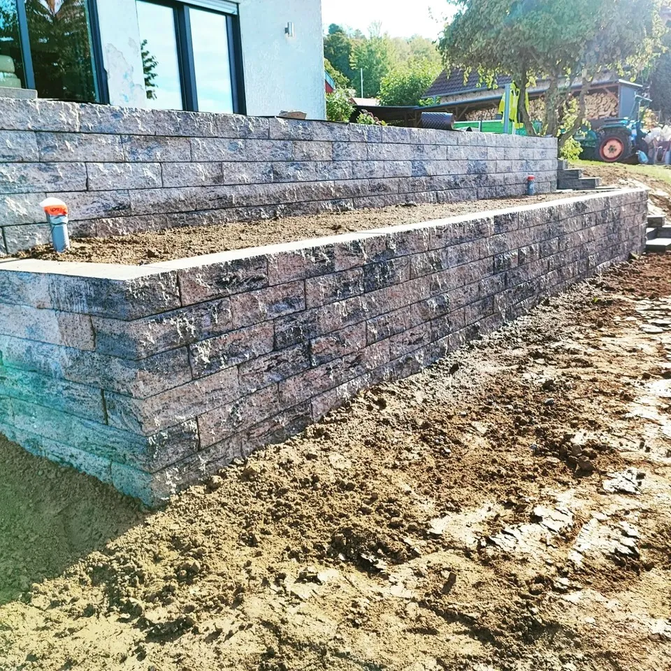 Projekt: Erste Bauphase abgeschlossen: Terrasseneinfassung mit Hochbeet aus Bruchsteinmauer (Hilgert)