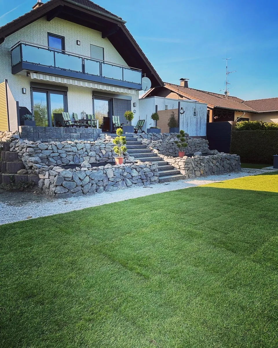 Gestaltung mit Basalt-Bruchsteinen – Projekt in Horressen